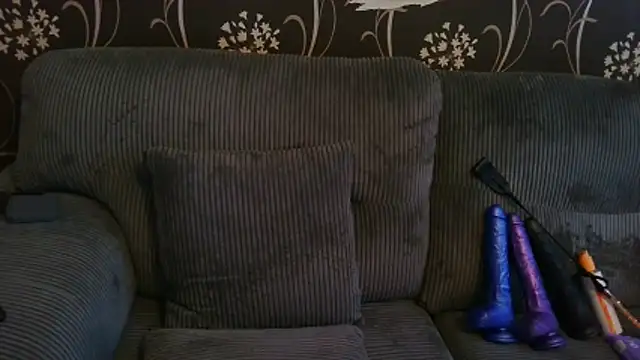 HouseWifeWhore Milf online show from 25, 3, 2026