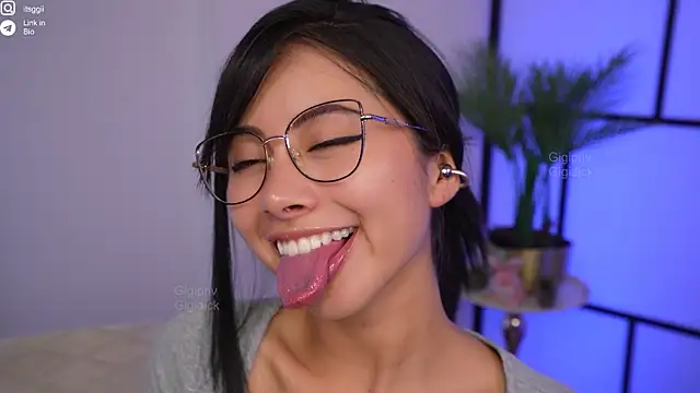 Snapshot of Gigi_ohlala chatting on 15, 11, 2025 Gigi ohlala online show from 15, 11, 2025