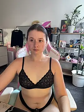Snapshot of sweetest_pie chatting on 13, 7, 2026 sweetest pie online show from 13, 7, 2026