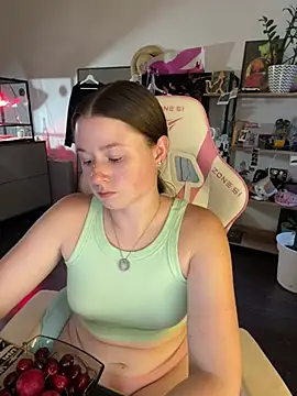 Snapshot of sweetest_pie chatting on 15, 7, 2026 sweetest pie online show from 15, 7, 2026