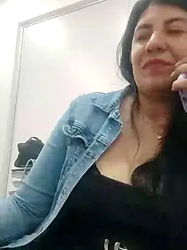 Snapshot of aisha_latina chatting on 5, 2, 2025 aisha latina online show from 5, 2, 2025