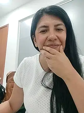 Snapshot of aisha_latina chatting on 6, 3, 2025 aisha latina online show from 6, 3, 2025