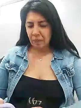 Snapshot of aisha_latina chatting on 5, 2, 2025 aisha latina online show from 5, 2, 2025
