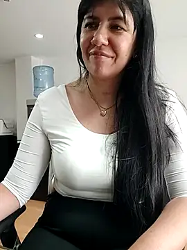Snapshot of aisha_latina chatting on 5, 5, 2026 aisha latina online show from 5, 5, 2026