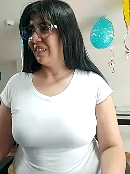 Snapshot of aisha_latina chatting on 2, 6, 2026 aisha latina online show from 2, 6, 2026