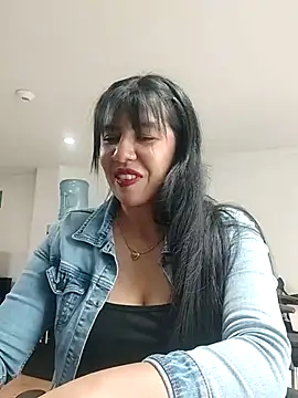 Snapshot of aisha_latina chatting on 3, 10, 2025 aisha latina online show from 3, 10, 2025