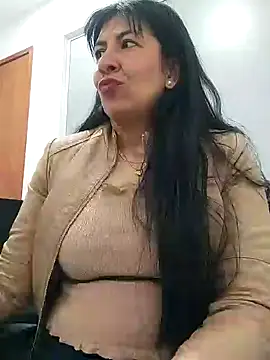 Snapshot of aisha_latina chatting on 10, 9, 2025 aisha latina online show from 10, 9, 2025