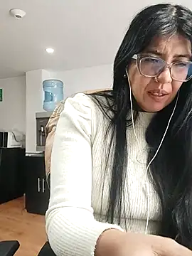 Snapshot of aisha_latina chatting on 27, 5, 2026 aisha latina online show from 27, 5, 2026