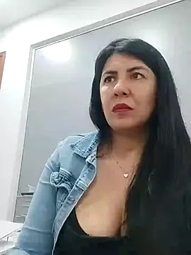 Snapshot of aisha_latina chatting on 5, 2, 2025 aisha latina online show from 5, 2, 2025