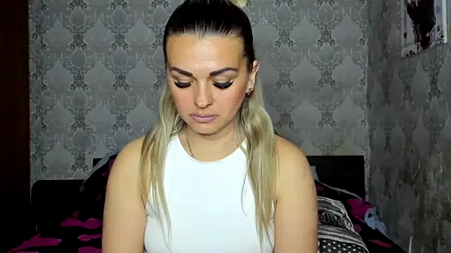 NicoletMoore online show from 9, 4, 2026