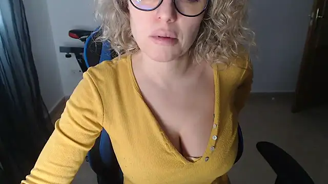 LARACRUZ30 online show from 3, 2, 2026