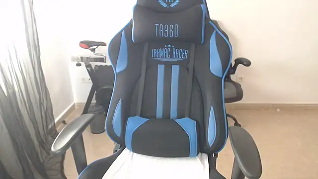 LARACRUZ30 online show from 5, 4, 2026