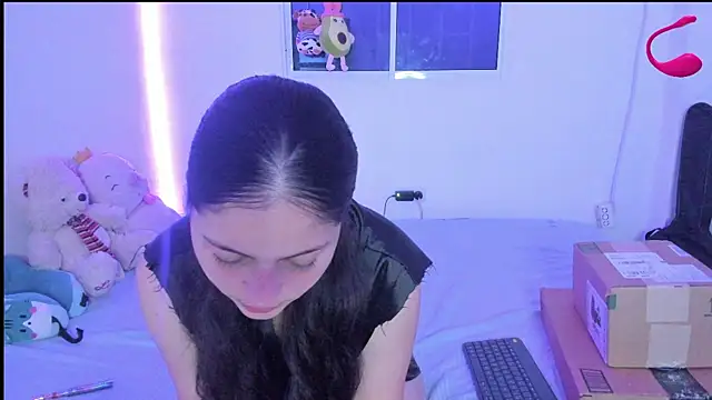 Snapshot of MollyG18 chatting on 5, 1, 2025 MollyG18 online show from 5, 1, 2025