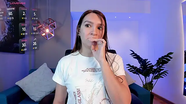 miataylorr1 online show from 17, 6, 2026