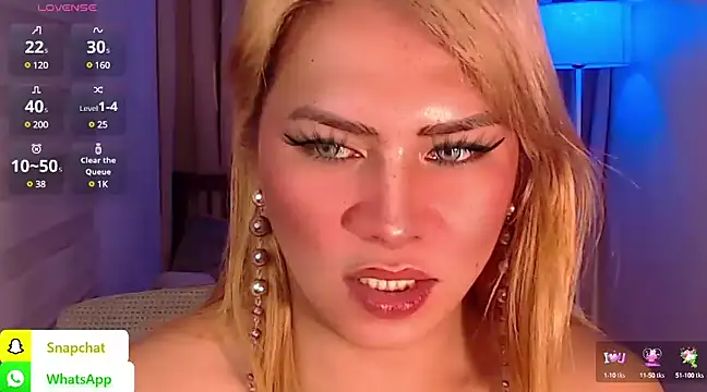 Snapshot of QUEEN_GIAMOORE69 chatting on 28, 12, 2024 QUEEN GIAMOORE69 online show from 28, 12, 2024