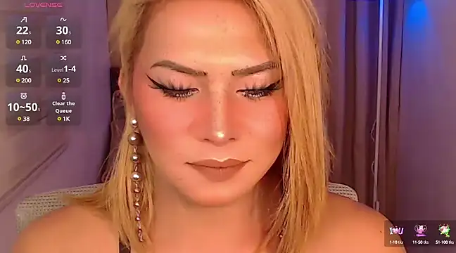 Snapshot of QUEEN_GIAMOORE69 chatting on 11, 12, 2024 QUEEN GIAMOORE69 online show from 11, 12, 2024