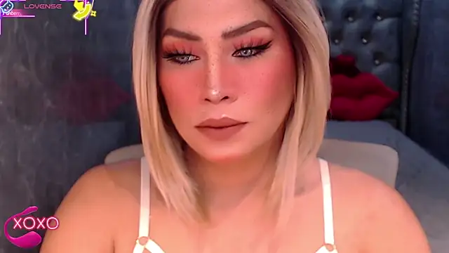 Snapshot of QUEEN_GIAMOORE69 chatting on 24, 9, 2025 QUEEN GIAMOORE69 online show from 24, 9, 2025