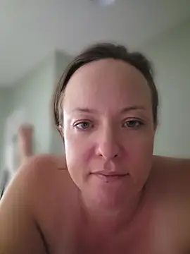 Snapshot of julimonroe chatting on 8, 7, 2026 julimonroe online show from 8, 7, 2026