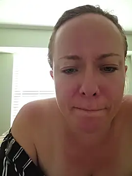 Snapshot of julimonroe chatting on 15, 7, 2026 julimonroe online show from 15, 7, 2026