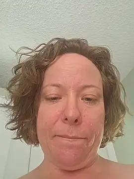 Snapshot of julimonroe chatting on 6, 6, 2026 julimonroe online show from 6, 6, 2026