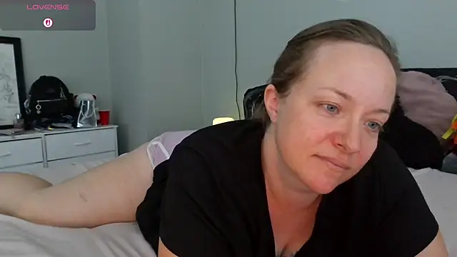 Snapshot of julimonroe chatting on 19, 7, 2026 julimonroe online show from 19, 7, 2026