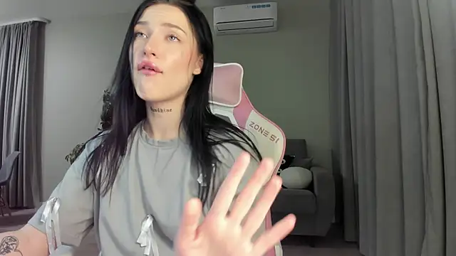 JenniferQueen11 online show from 18, 2, 2025