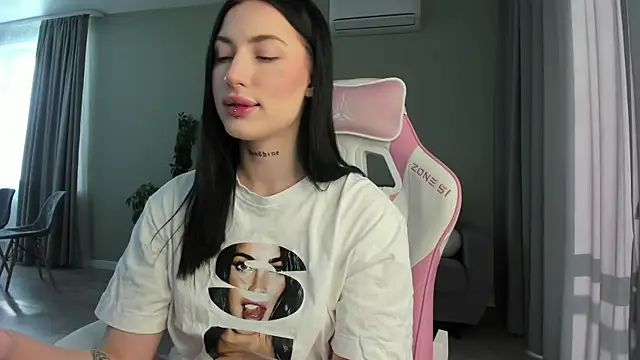 JenniferQueen11 online show from 19, 2, 2025