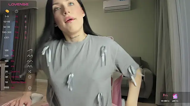 JenniferQueen11 online show from 12, 2, 2025