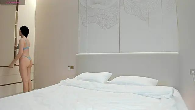 JenniferQueen11 online show from 12, 11, 2025