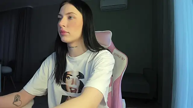 JenniferQueen11 online show from 27, 2, 2025