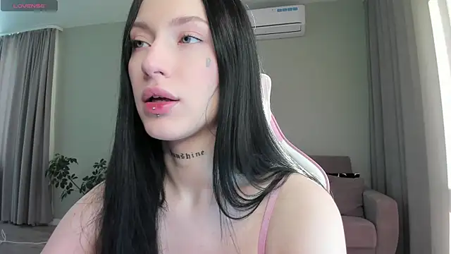 JenniferQueen11 online show from 12, 10, 2025