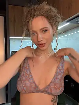 Camilla Railian online show from 6, 2, 2025