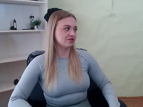 CrazyGloria online show from 5, 3, 2025