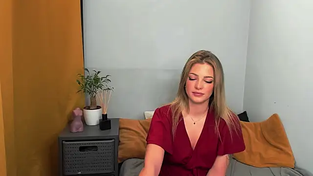 Snapshot of LilyBlondee chatting on 1, 2, 2025 LilyBlondee online show from 1, 2, 2025