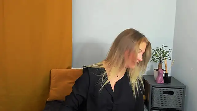 Snapshot of LilyBlondee chatting on 22, 3, 2025 LilyBlondee online show from 22, 3, 2025