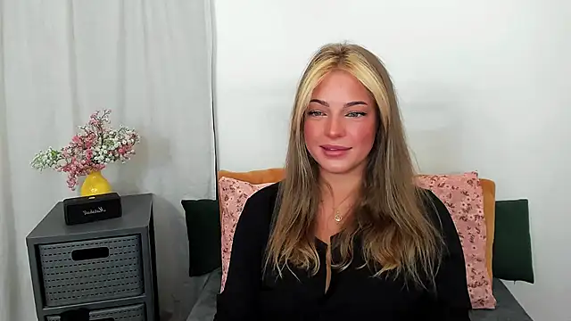 Snapshot of LilyBlondee chatting on 14, 7, 2026 LilyBlondee online show from 14, 7, 2026