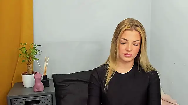 Snapshot of LilyBlondee chatting on 8, 12, 2024 LilyBlondee online show from 8, 12, 2024
