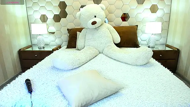 XLindaMilfX online show from 19, 4, 2026