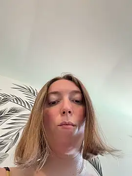 Snapshot of Daisy_Michto_Officiel chatting on 28, 5, 2026 Daisy Michto Officiel online show from 28, 5, 2026