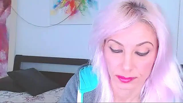 HoneyLara online show from 2, 3, 2025