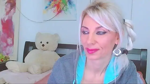 HoneyLara online show from 3, 3, 2026