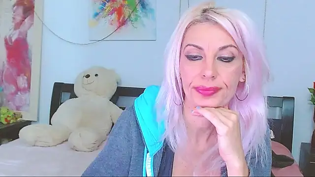 HoneyLara online show from 1, 12, 2025