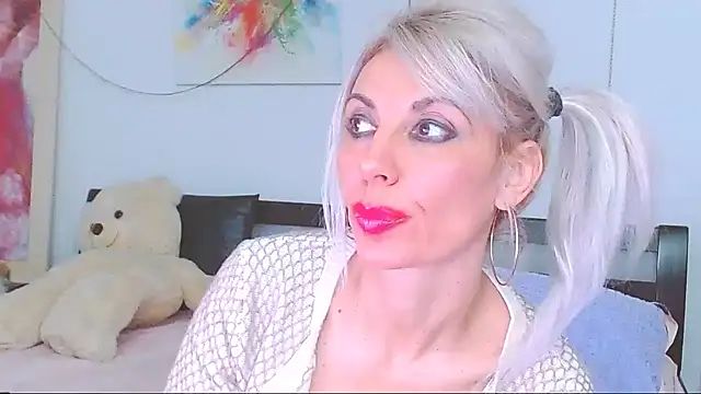 HoneyLara online show from 23, 12, 2025