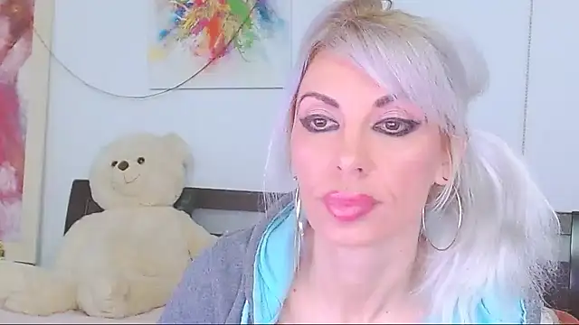 HoneyLara online show from 9, 3, 2026