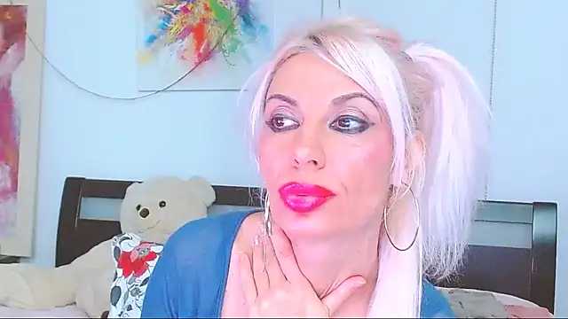 HoneyLara online show from 15, 10, 2025