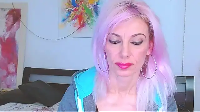 HoneyLara online show from 6, 3, 2025