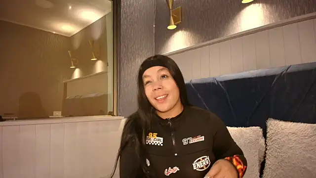 EmilyQueen3x online show from 2, 3, 2026