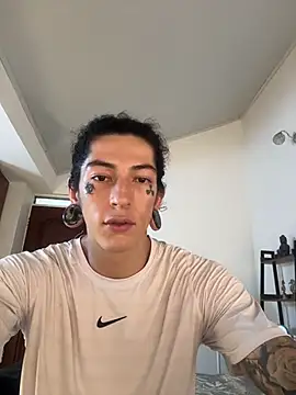 Snapshot of tommylongxx chatting on 13, 11, 2025 tommylongxx online show from 13, 11, 2025