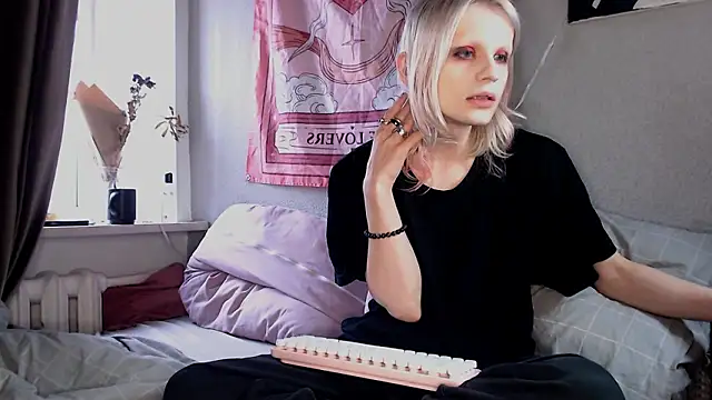 Alien Bella online show from 27, 2, 2026