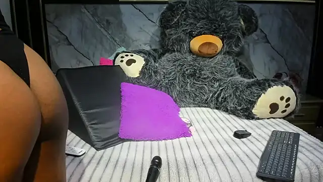 Niyirey1 online show from 4, 11, 2025